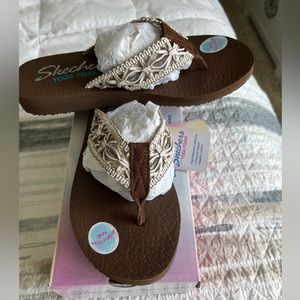 Sketchers Yoga Foam Flip Flops! 7